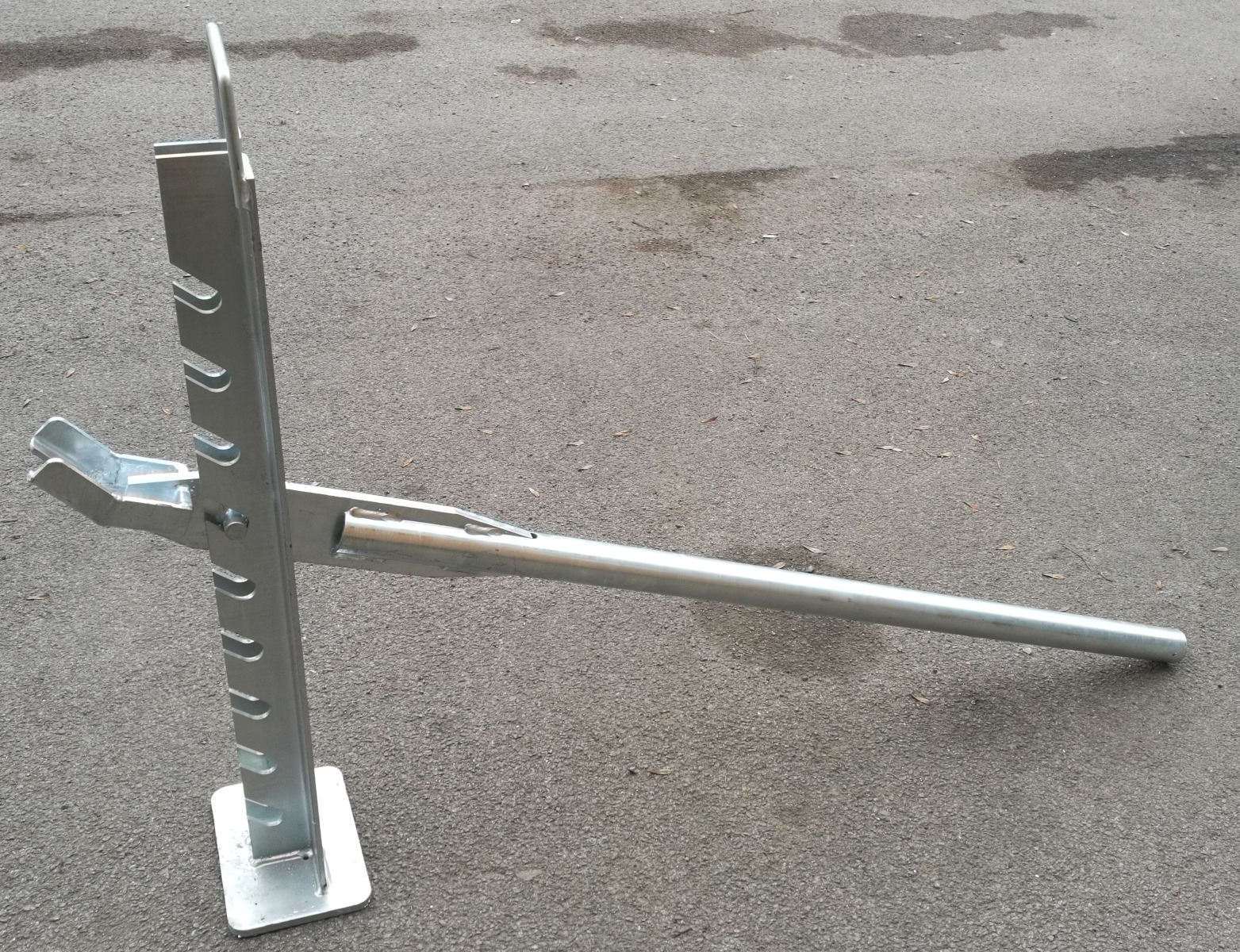 Heavy-duty rack-and-pinion stake extraction tool for professional marquee de-rig